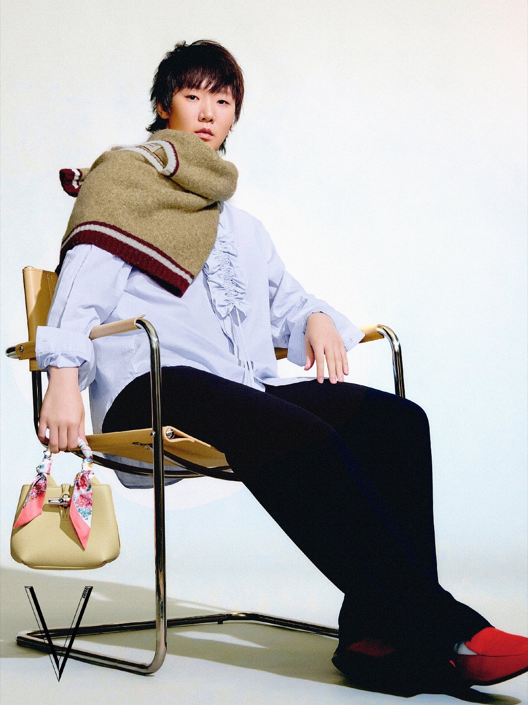 赛场上的凌厉与镜头前的从容，在王曼昱二月刊拍摄的封面里相遇。她身着简约廓形外套，