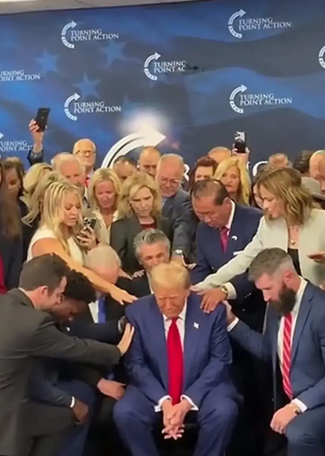 美国那边这两天挺热闹的。
 
有人说特朗普最近“心情很糟”，原因不在外面，在自己