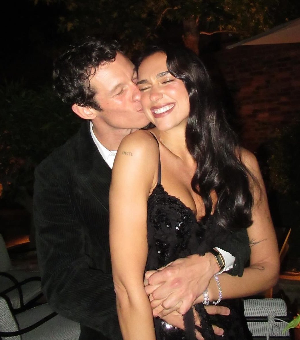 援引太阳报报道，啪姐Dua Lipa已经和男友Callum Turner订婚💍