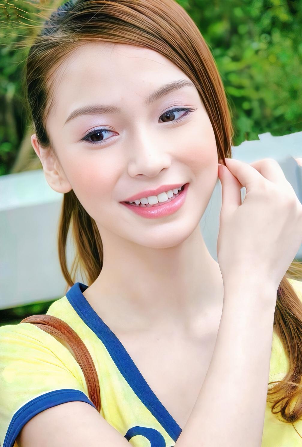 这样看她眼睛应该有开大。以前的眼睛小一些，但是很美很美。那是一种纯欲芭比的感觉。