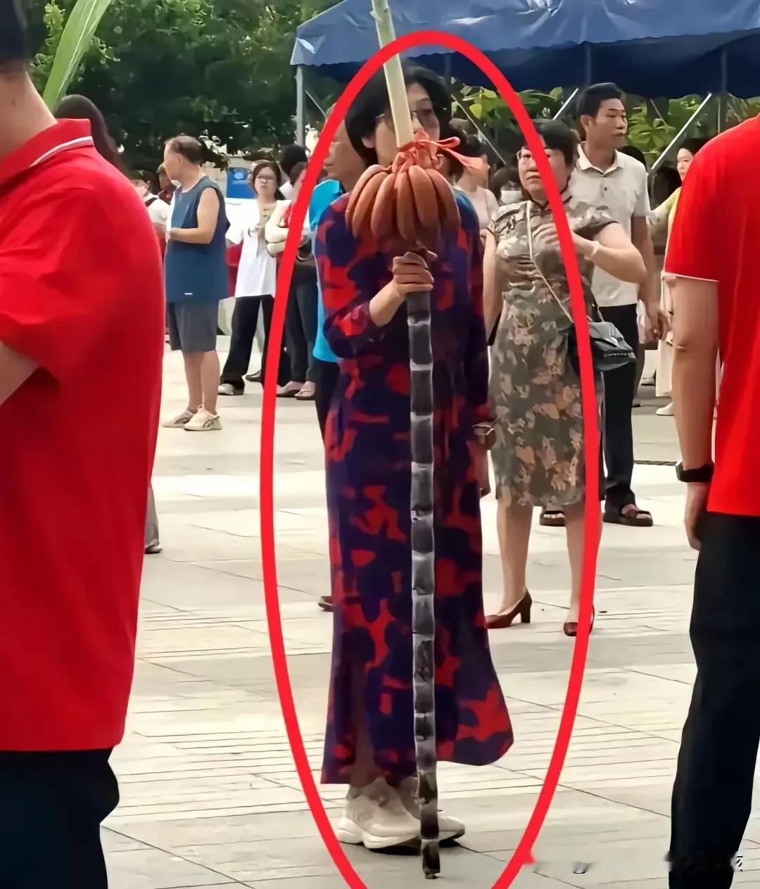 请教大家一下，这个是什么寓意？小女子不才，实在不知道这个是什么含义！
一所高中的