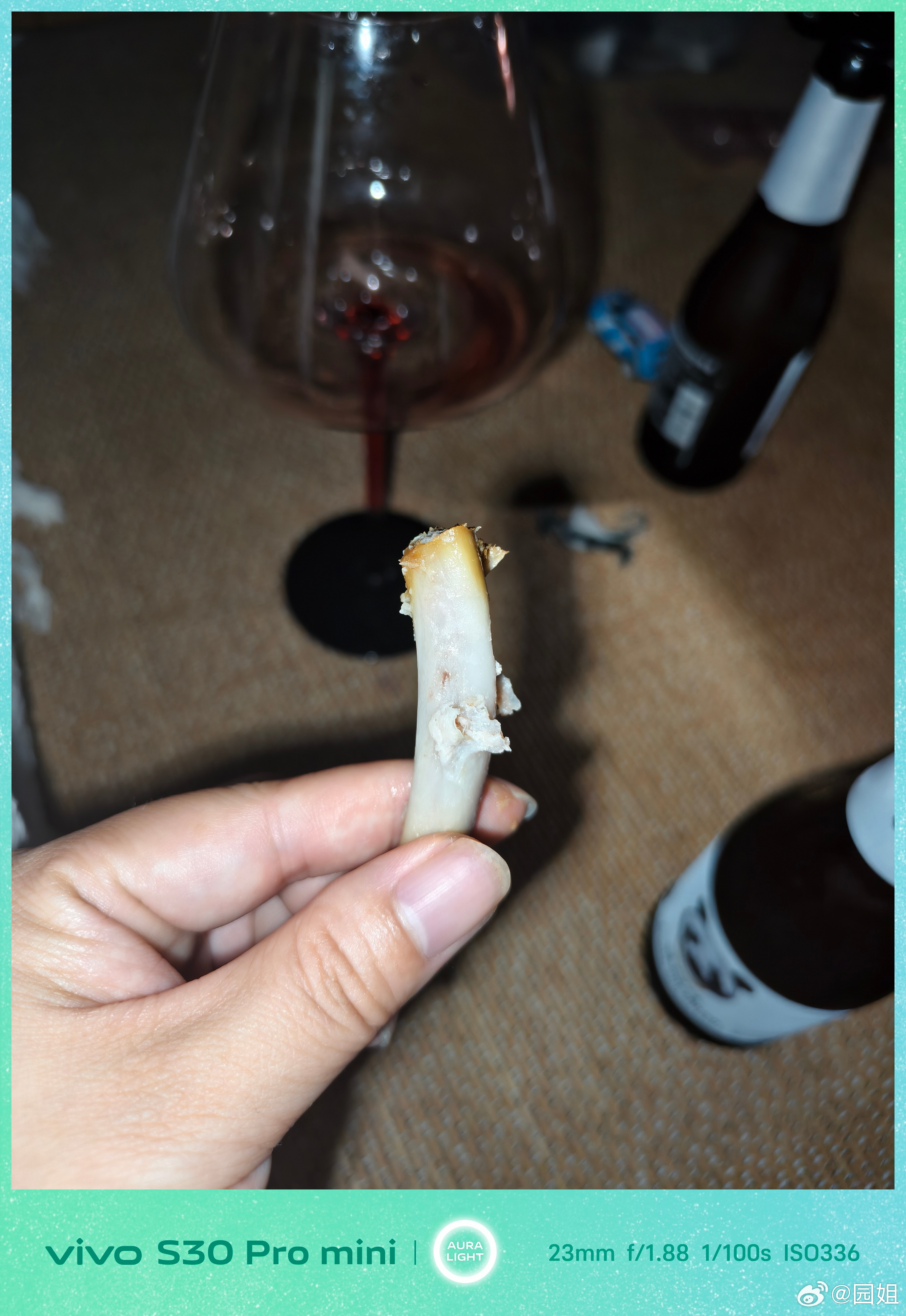 半夜在阳台偷偷喝酒，偷吃一块排骨的快乐只有自己懂[允悲] ​​​