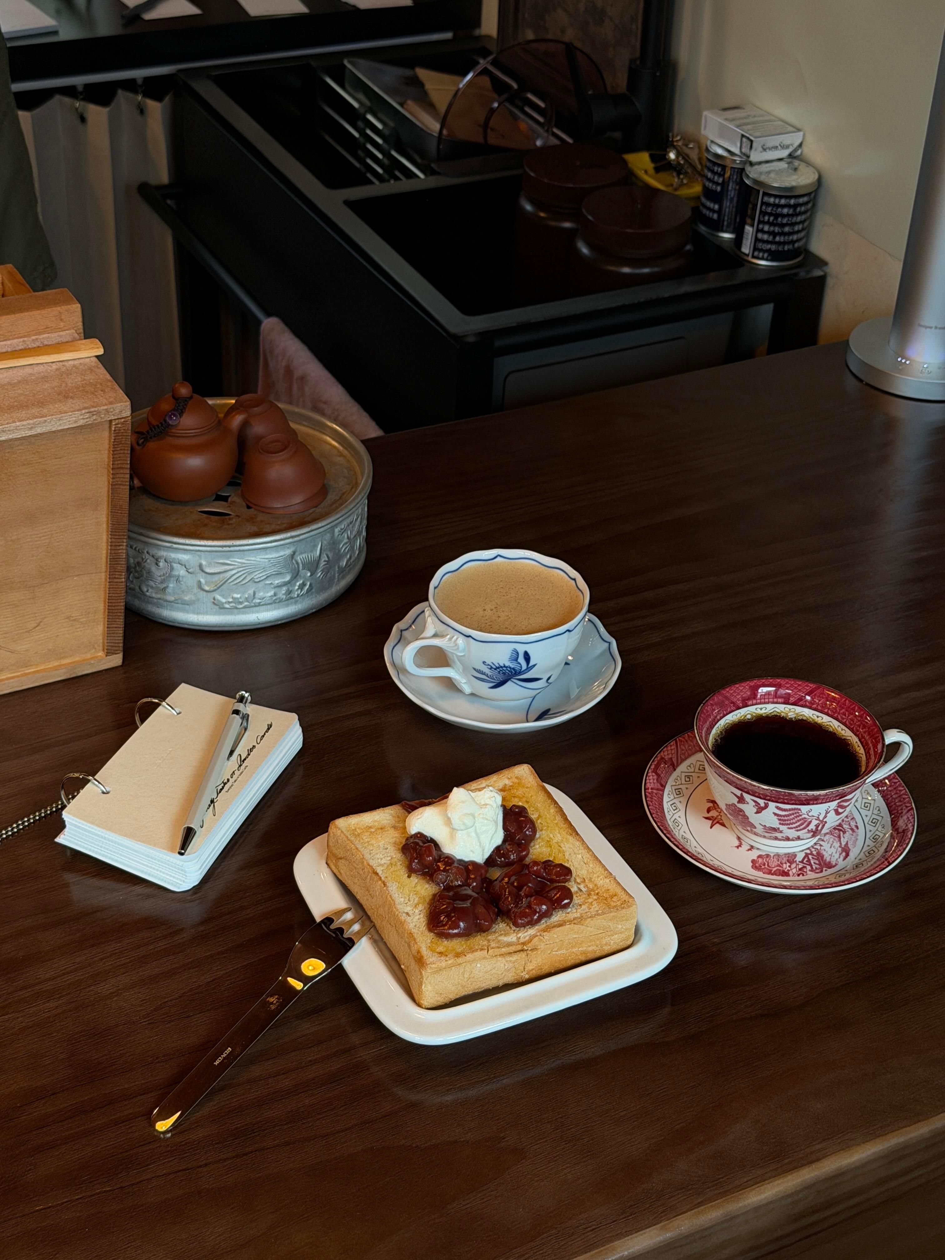 咖啡配奶油红豆烤吐司美味 