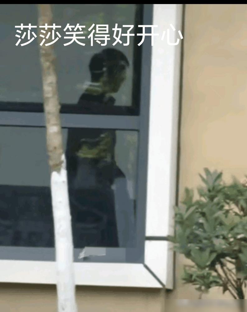 伦敦世乒赛决战在即，孙颖莎在成都封训基地干嘛？她竟在和队友玩匹克球，笑得前仰后合