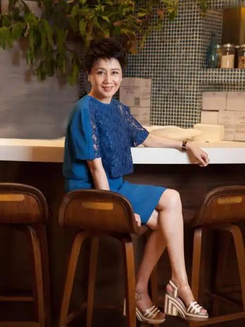 赌王四太梁安琪出生于普通家庭的她，从小学习跳舞。
 
13岁父母因胃癌病逝，作为