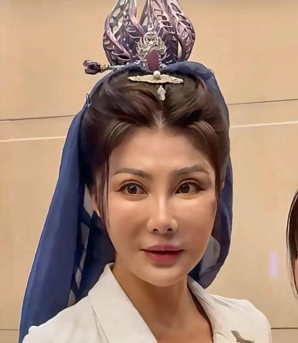 杨丽菁，那个以前超厉害的武打女星，现在都53岁了。看她的脸，感觉像是整容后遗症，