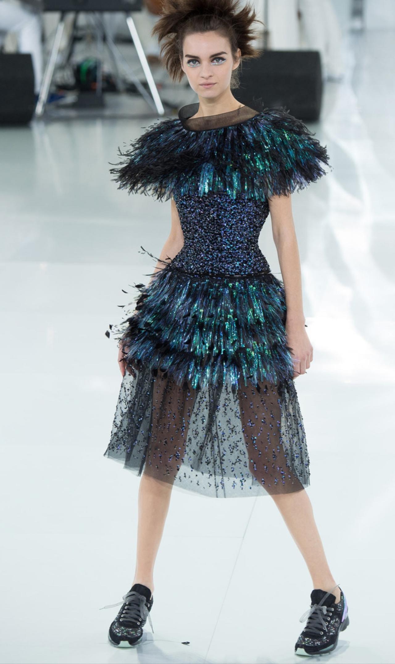 Chanel 2014春夏高级定制系列，我第一眼就被那颜色给迷住了。满场都是奶白