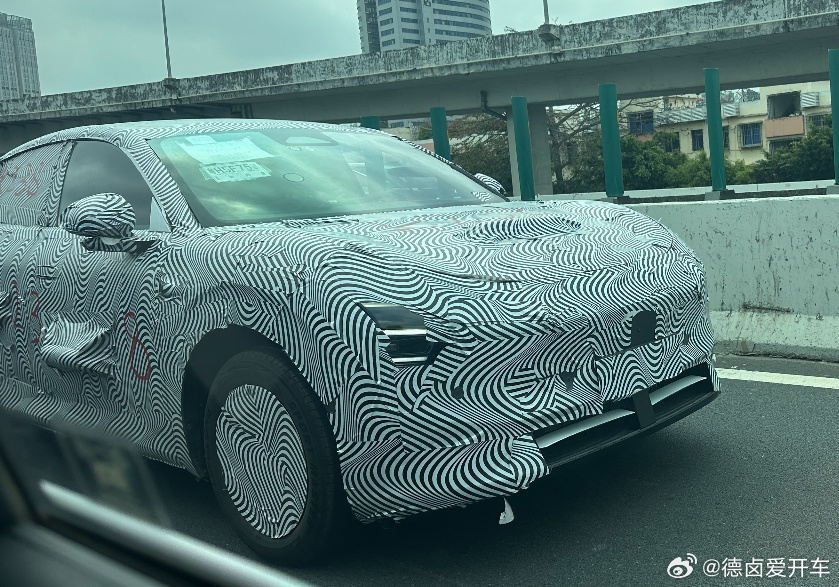 这台应该是 MONA 轿跑SUV，从仪表台细节看居然有HUD，另外依旧搭载主动进