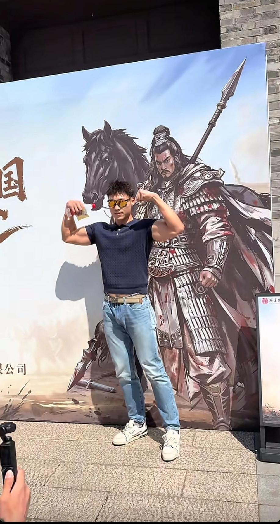 你们是喜欢直男范、健硕还是喜欢张凌赫这种柔美范。
图片前4张，看很多评论喊爸爸，