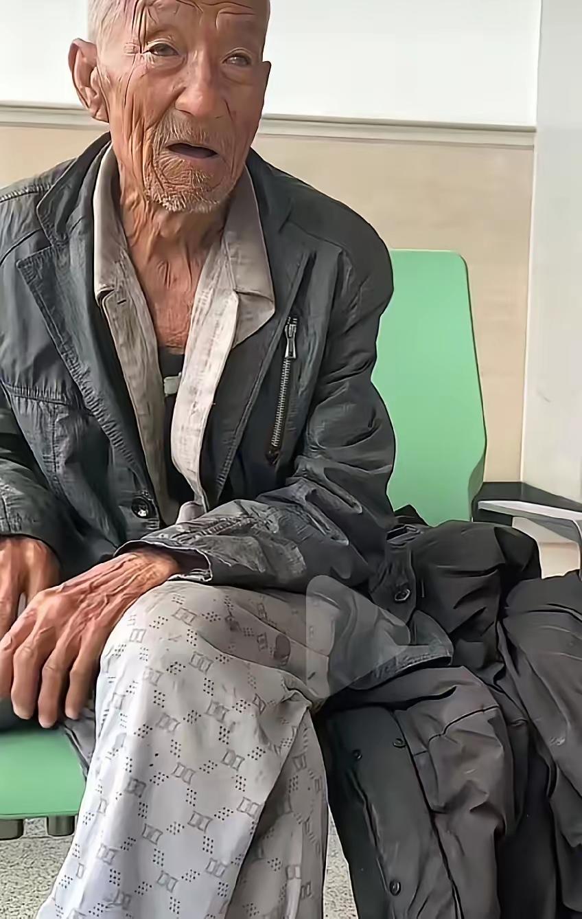 八十七了，他还一个人去。

辽宁乡下，一个八旬老人背上破蛇皮袋，攥着皱巴巴的零钱
