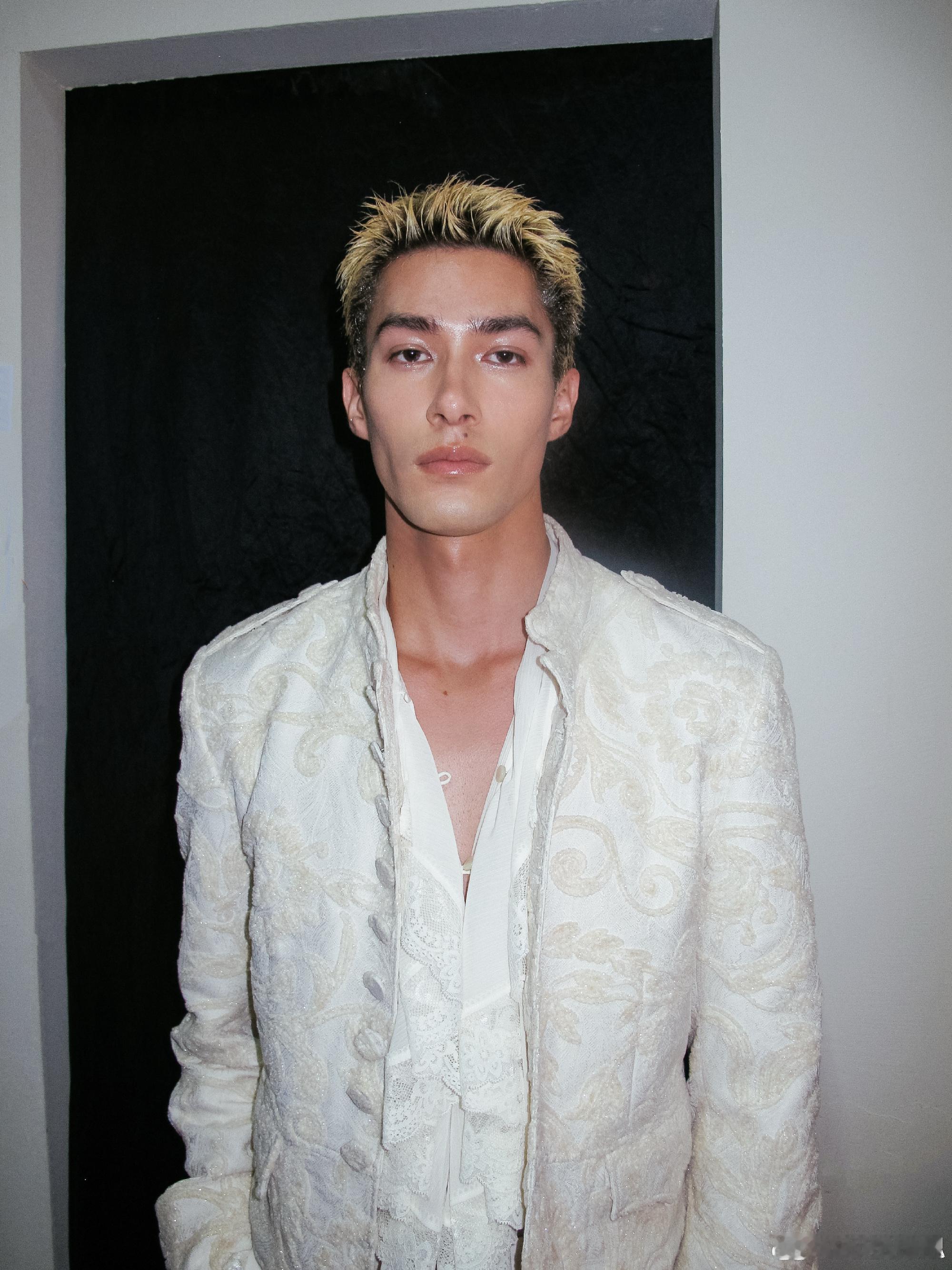 刘畊宏说默是唱给米卡的刘畊宏一看米卡就哭了 原来三公《默》藏着这样的共情，刘畊宏