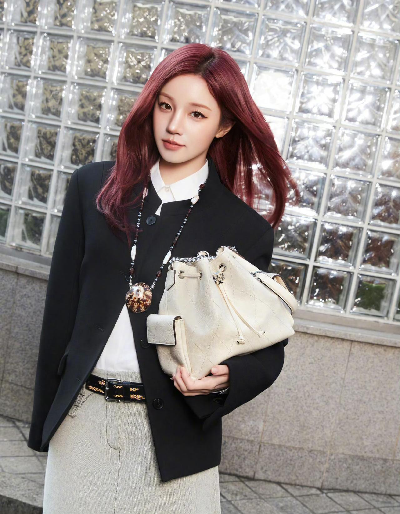 宋雨琦｜Tory Burch春夏大片

宋雨琦出镜Tory Burch春夏大片，