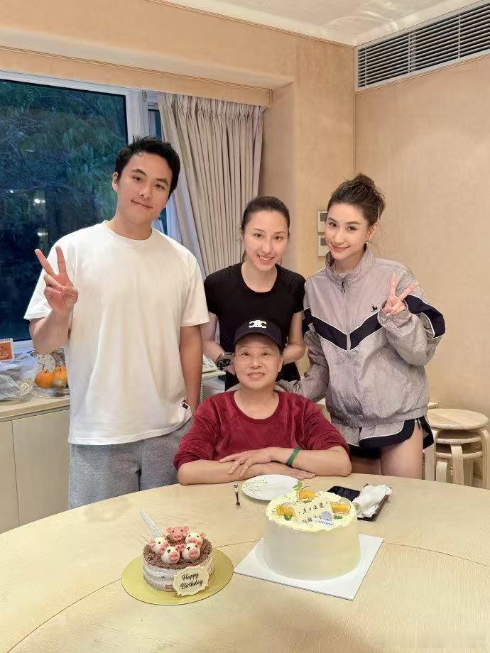 何超莲去年拍的撕拉片何超莲生日晒全家福 何超莲生日po的照片，全家福和撕拉片，都