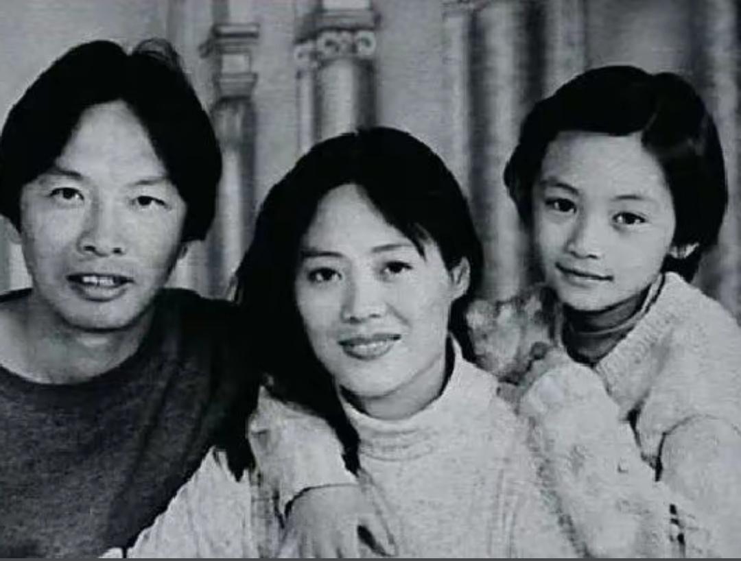刘震云与妻子和女儿的合影，感觉女儿还是更像父亲，母亲长得端庄大方。

这张刘震云