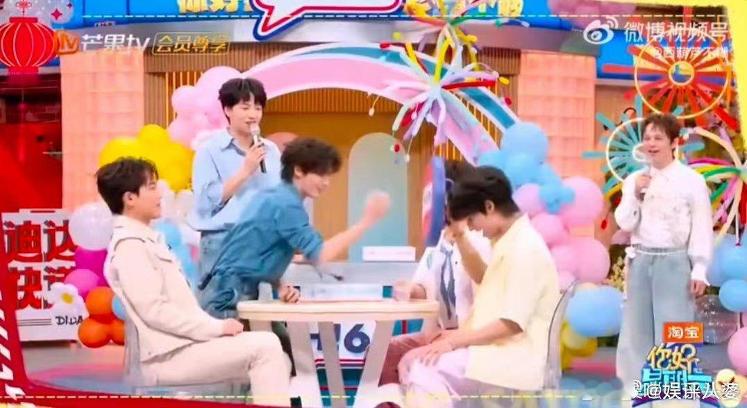 丁程鑫好六掌管泼水的神好六团圆饭上玩“我有你没有”，丁程鑫回忆好六舞台泼水游戏。