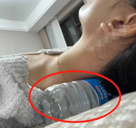 女子有颈椎病，每天枕矿泉水瓶治疗。
河南一女子颈椎病严重，引起头疼，每天用矿泉水