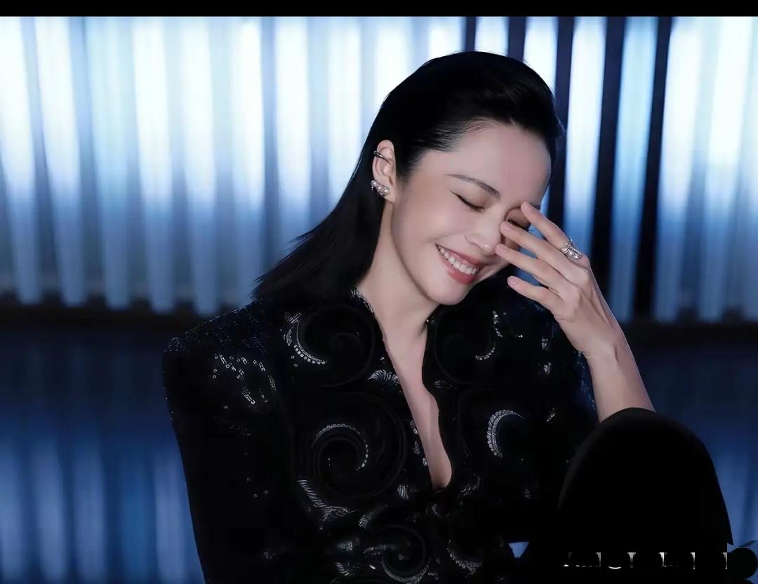 姚晨被官媒点名！
一边喊不占资源一边霸榜，
吃相太明显
 
真没想到！姚晨官宣离