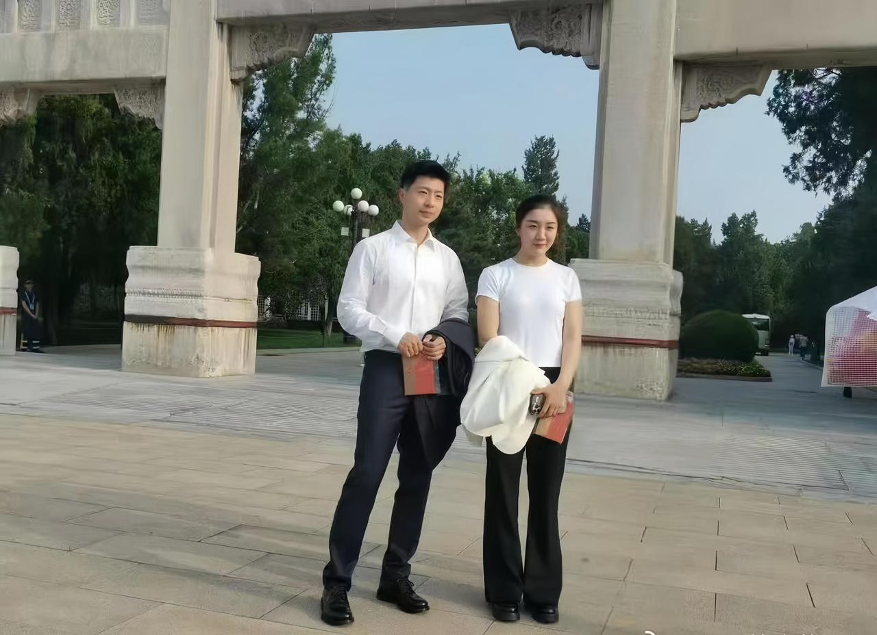 马龙和陈梦一起合影，三十而立，龙梦兄妹，两个人是榜样，奋斗者来见证这一切，他们值