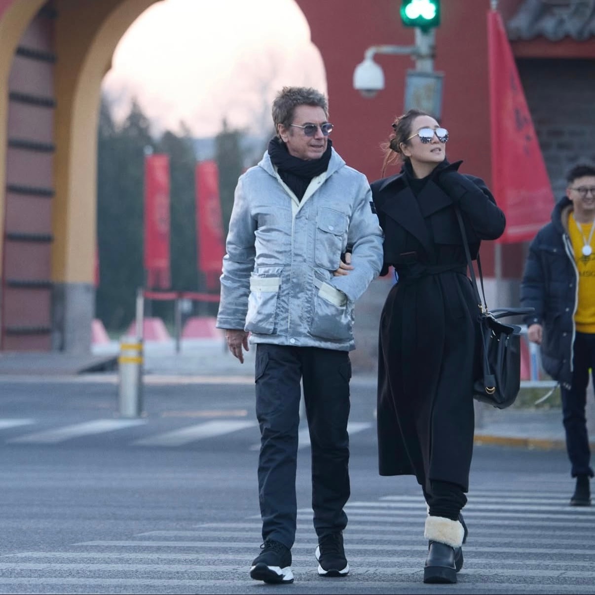 巩俐背Balenciag现身北京街头😎 