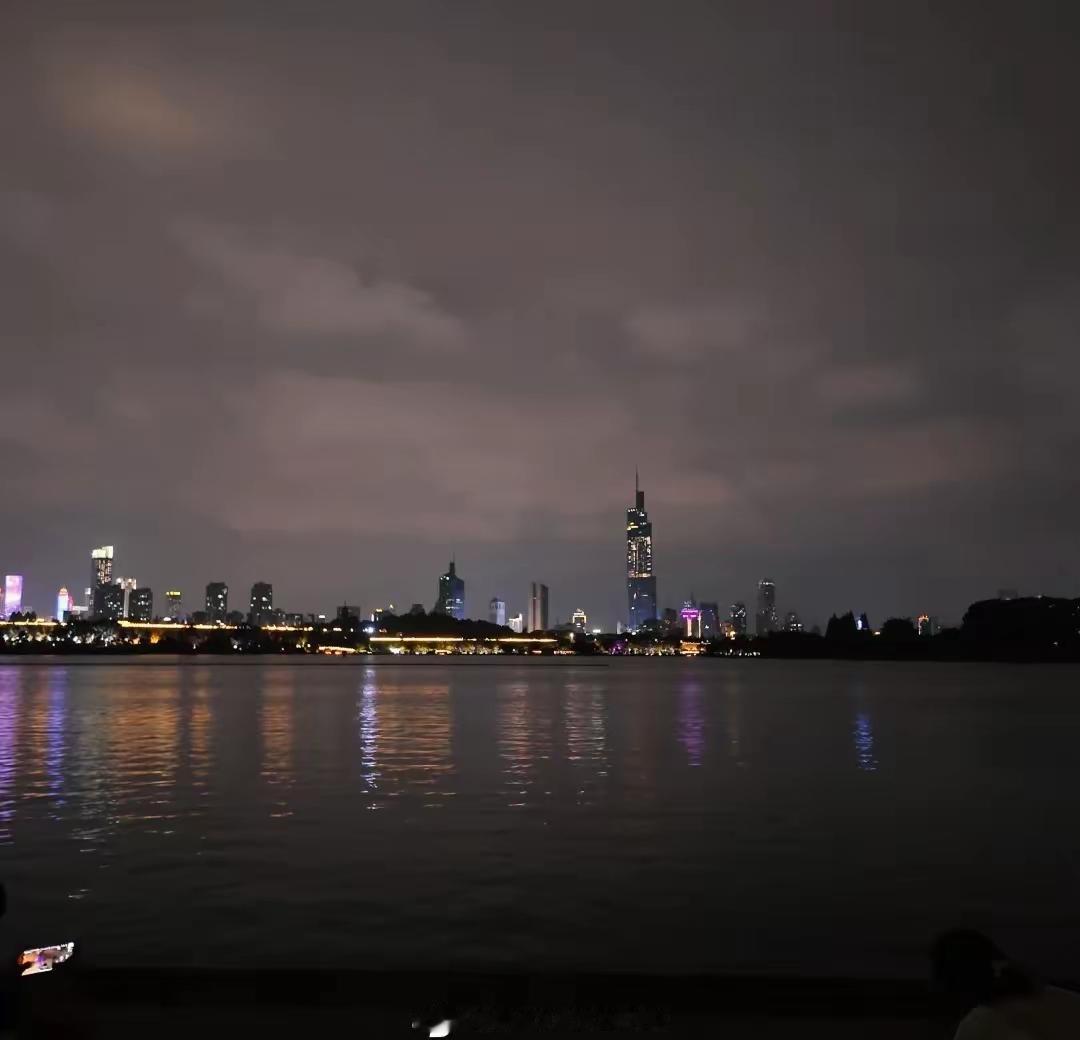 [惊呆][what][what]寒潮来袭，紫峰大厦熄灯了。这座南京的地标建筑，曾