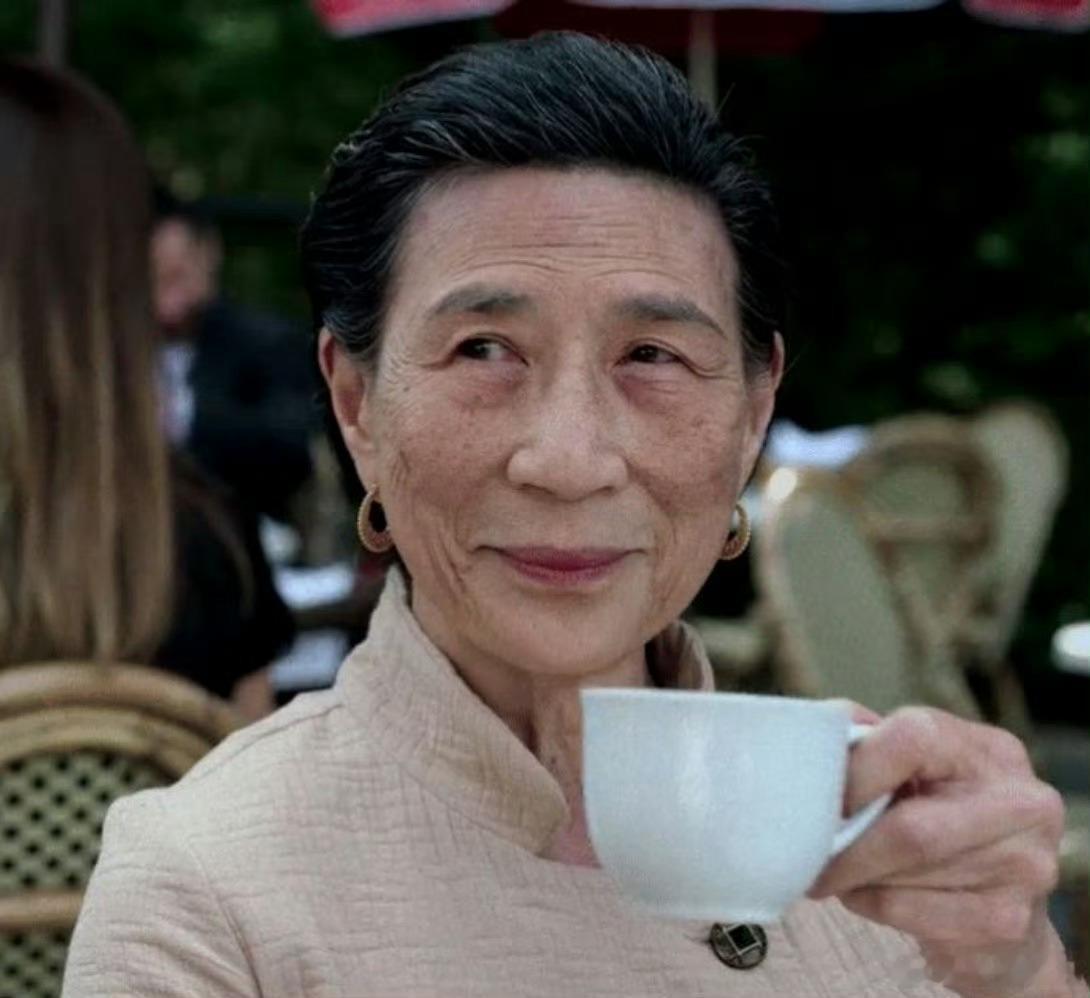 何炜晴去世演员何炜晴离开了我们，享年八十二岁。这位从香港走向好莱坞的亚裔女演员，