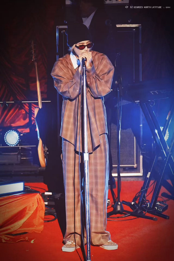 蔡徐坤改编spotlight 自己写的歌就是方便，巡演路上随时可以换个版本唱。D