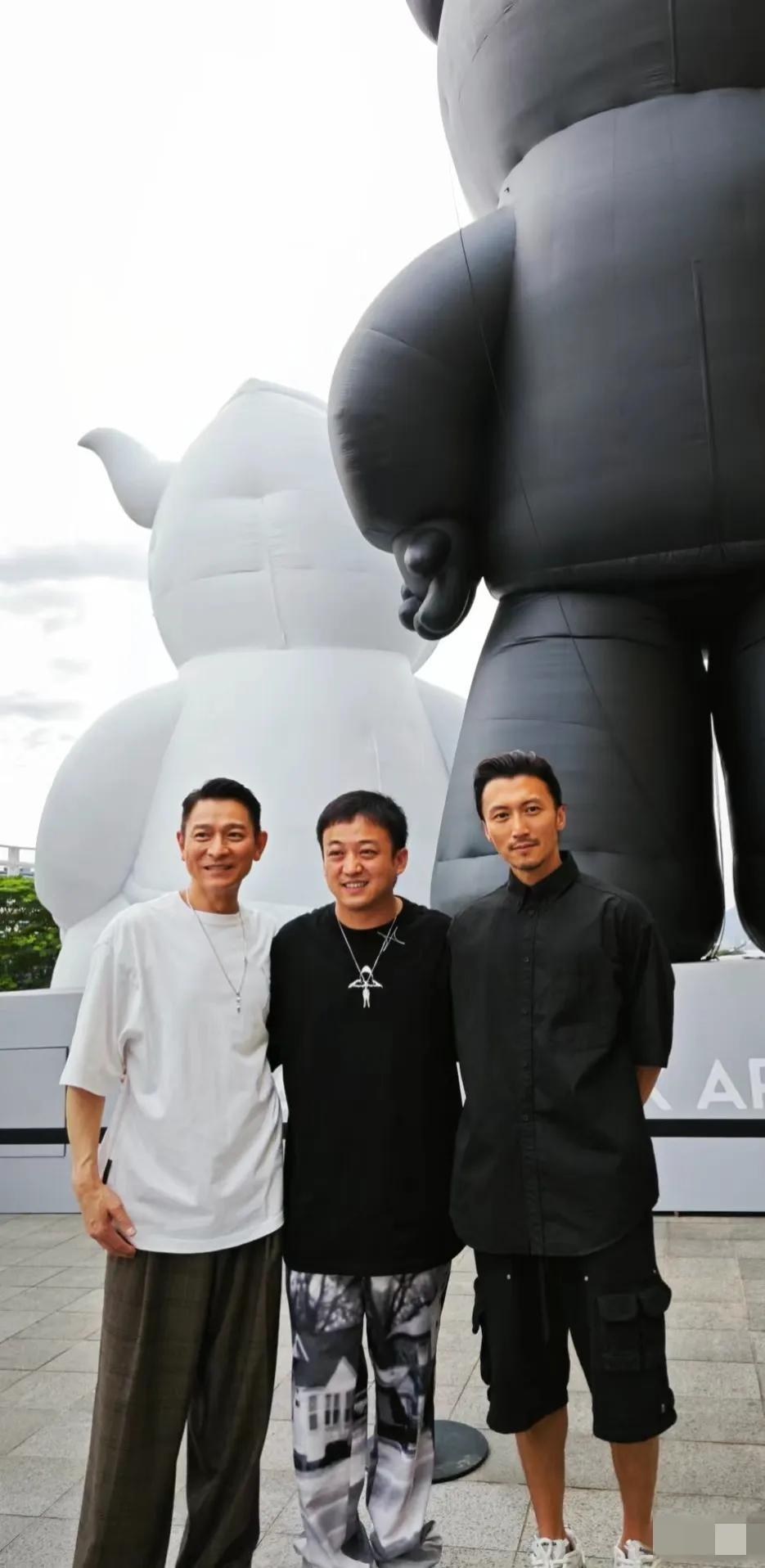 两代天王合照，
谢霆锋居然比刘德华还高。