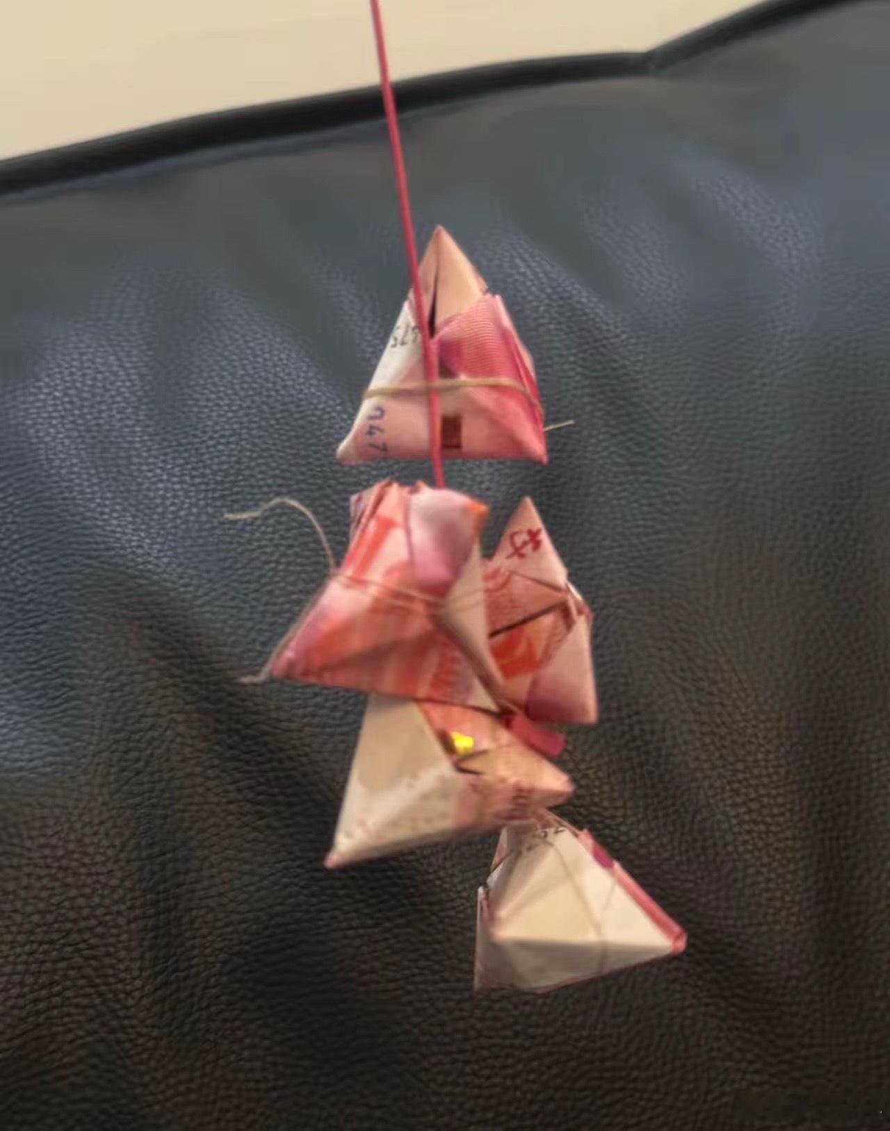 指数探底翻红又怎样，四千只个股一路走弱，分化行情依旧折磨散户。盘面两股资金博弈格