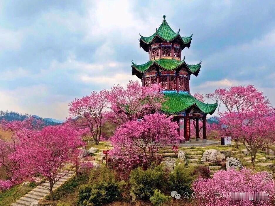 上联:雨润桃腮天溢彩
下联:风舒柳眼地生香
横批:香飘四季