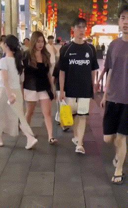 哈萨克斯坦百万网红来中国大街测试中国男人，结果男人们的反应让许多中亚和东欧观众大