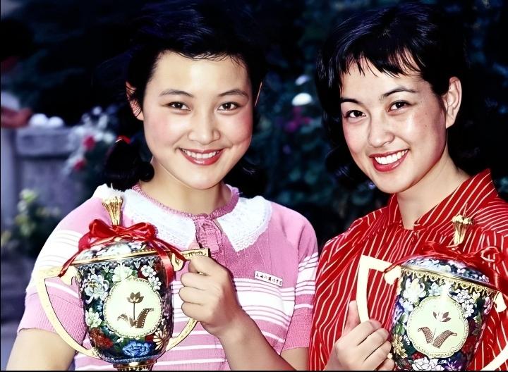 当年，那座沉甸甸的百花奖景泰蓝奖杯前，两位女演员笑容灿烂。时光一晃过了几十年，照