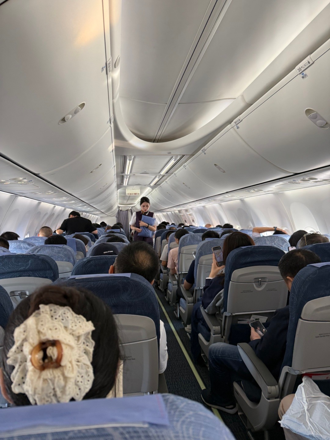 用折叠屏的越来越多了啊飞机上经济舱都能一眼过去有五六台，原本只在公务舱看到三四台