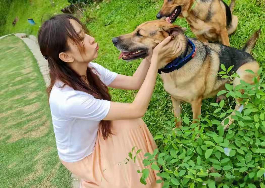 胡静晒豪门生活，和朱兆祥五兄妹住6000平庄园，猫山王榴莲挂满枝 