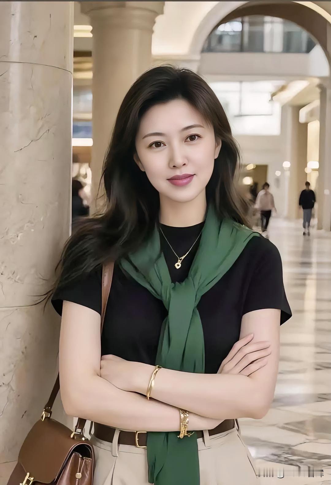 绿巾飘扬，黑衣简约，浅笑安然，优雅从容。