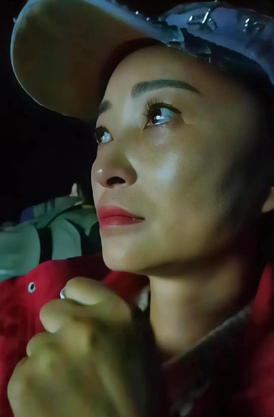 狼王格林快不行了，养母李微漪做了件疯狂的事——带它去电影院。
2026年白色情人