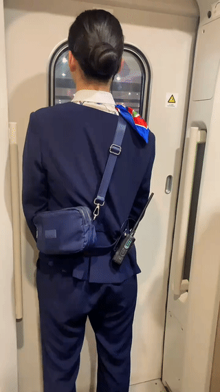 虽然没有拍到乘务员小姐姐的正脸？
但是仅从背影来看，这位女乘务员应该长得挺漂亮的