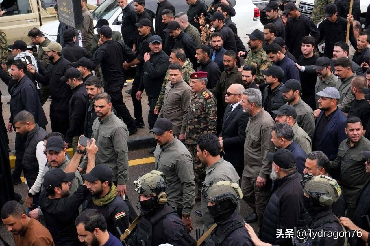 🇮🇶伊拉克什叶派领袖阿布·法德克·穆罕默德·马哈茂迪向人民动员部队的烈士致哀