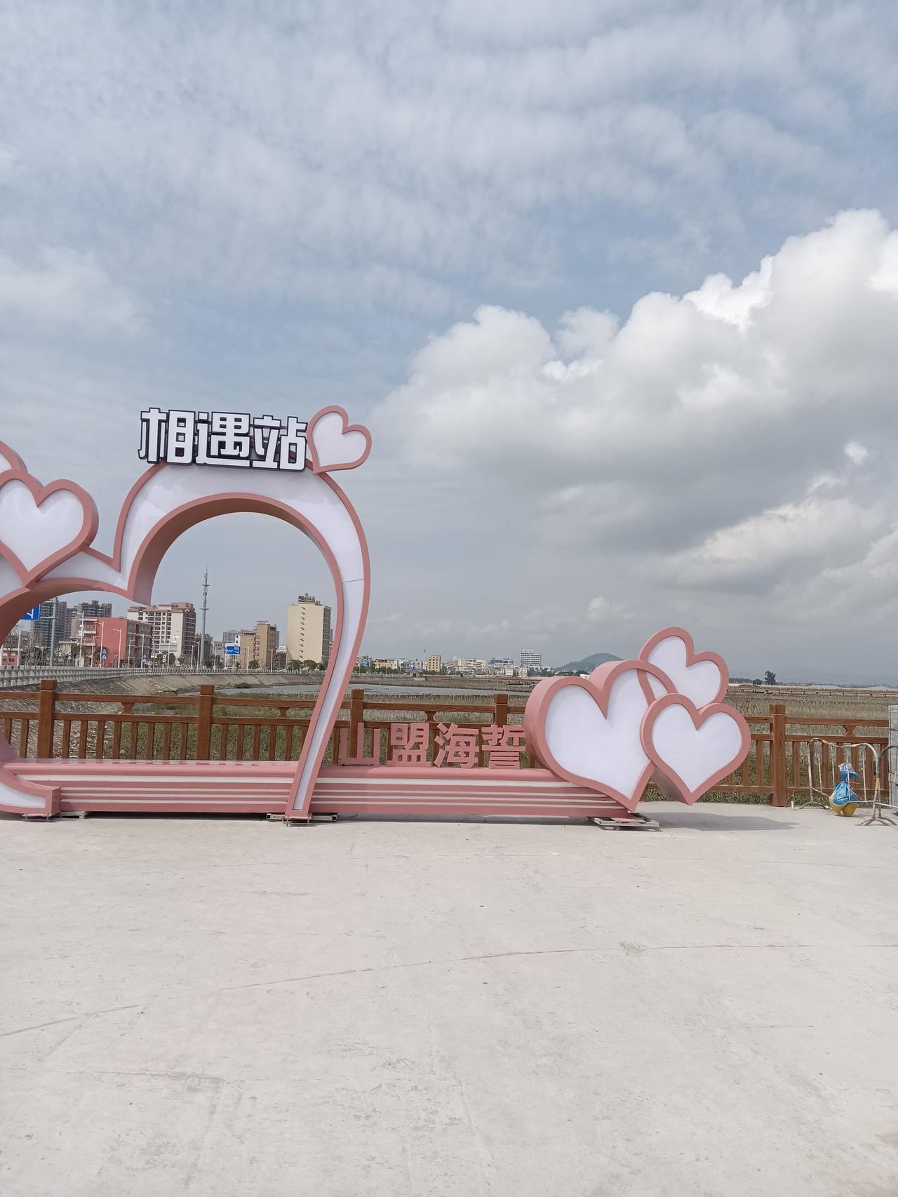 分享一张相册里随手拍的天空兰天白云好漂亮[赞][赞][赞]