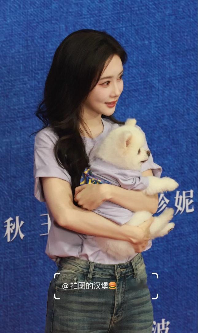 孟子义开机抱狗孟子义的狗也穿上组服了 孟子义开机抱巧克力！郝念郝巧终于合体啦我们