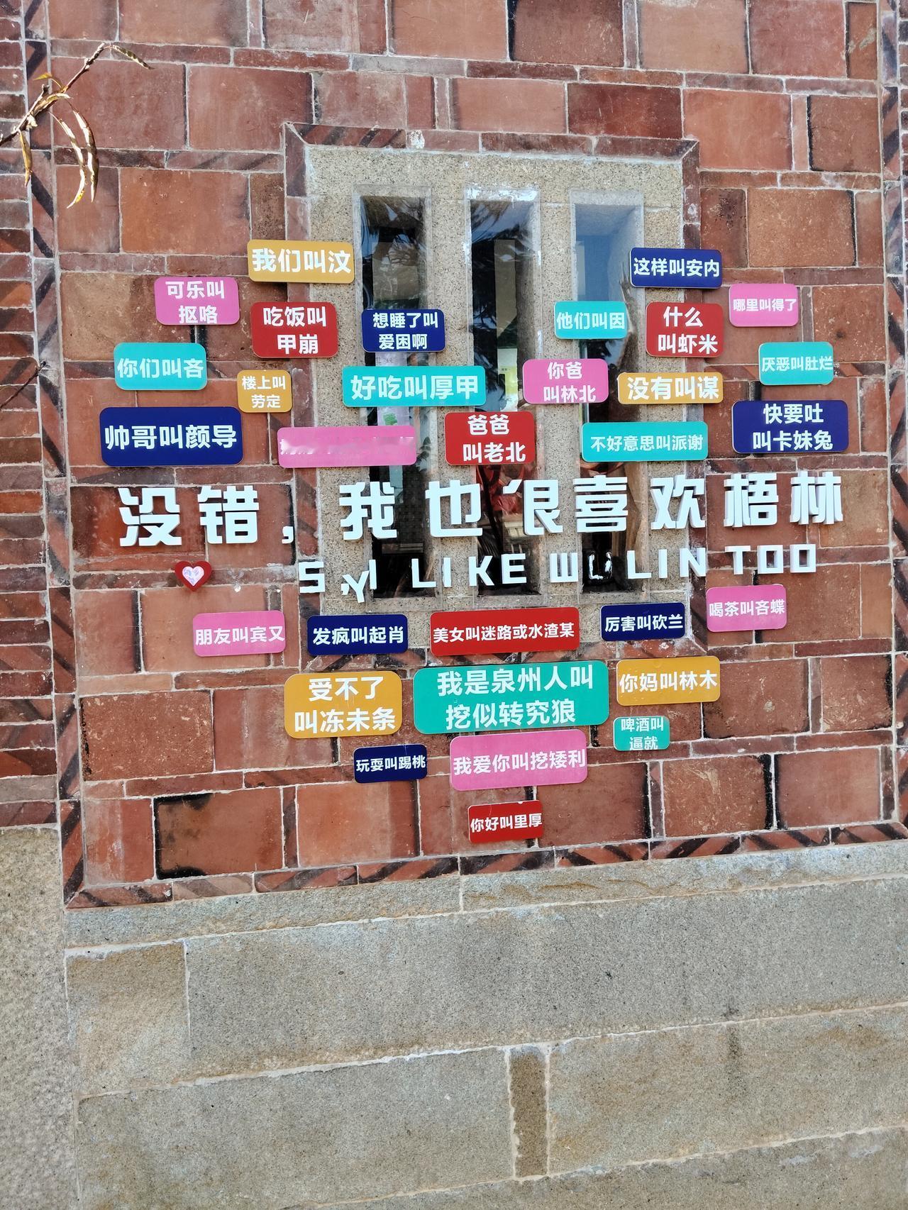 现在经常看到网上卖课的，有家庭营养的，有AI快速赚钱的，也有唱歌跳舞的，还有练瑜