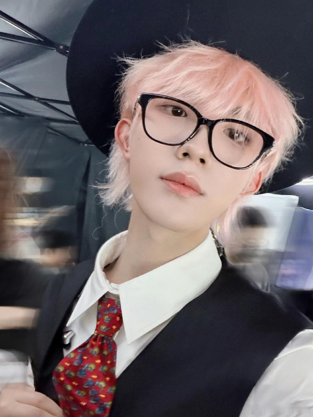 苏新皓粉白阴阳头苏新皓不满意粉白阴阳头 原来第一版颜色是粉白阴阳头，但是苏新皓不