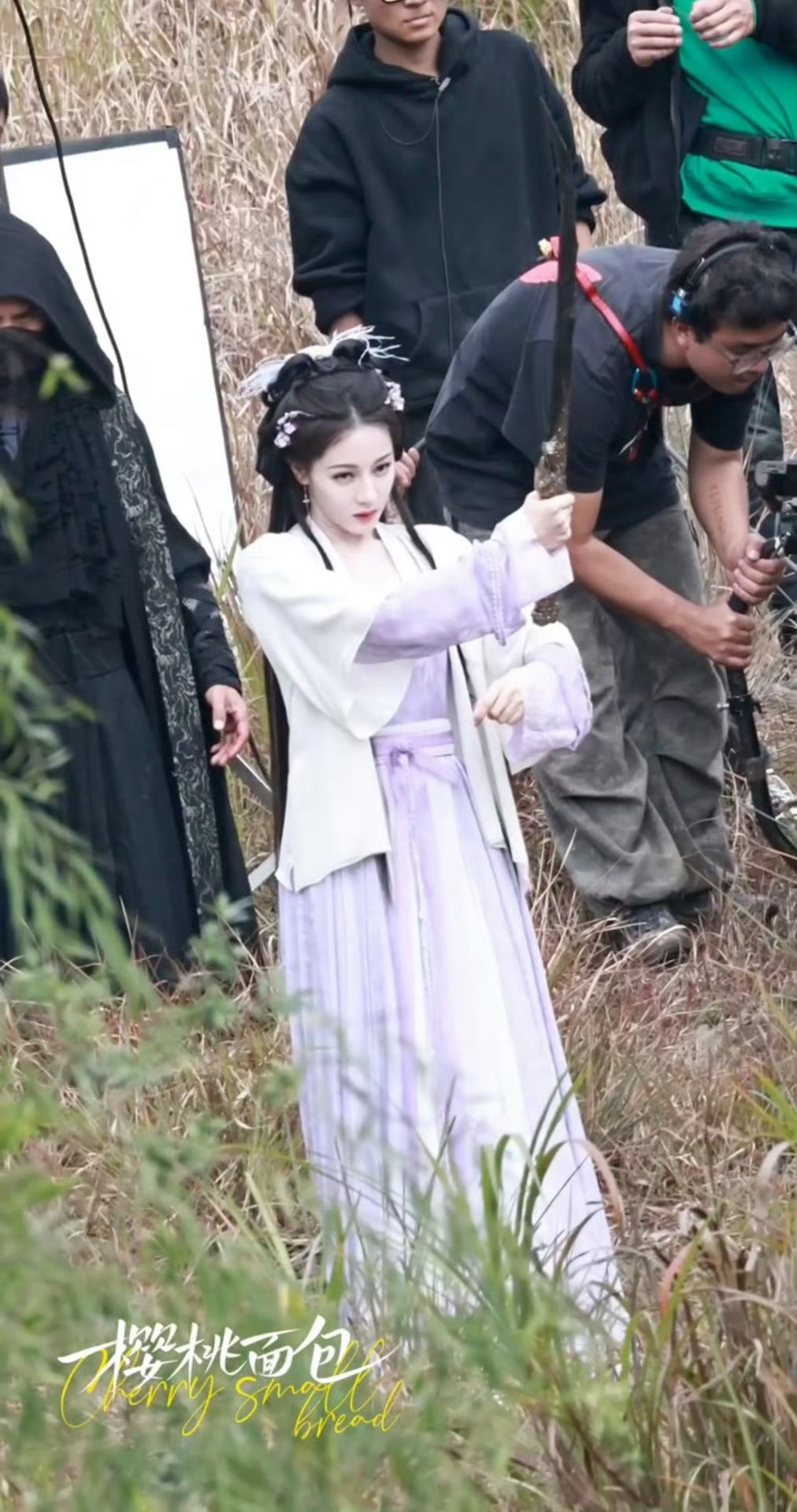 #迪丽热巴贺思慕舞剑路透# 迪丽热巴贺思慕紫衣舞剑路透！！宝宝，你就是香香软软的