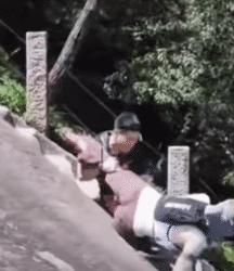 上山容易下山难！女子下山失足滚落，登山小哥瞬间一把抱住救下！
 
话说得好，上山