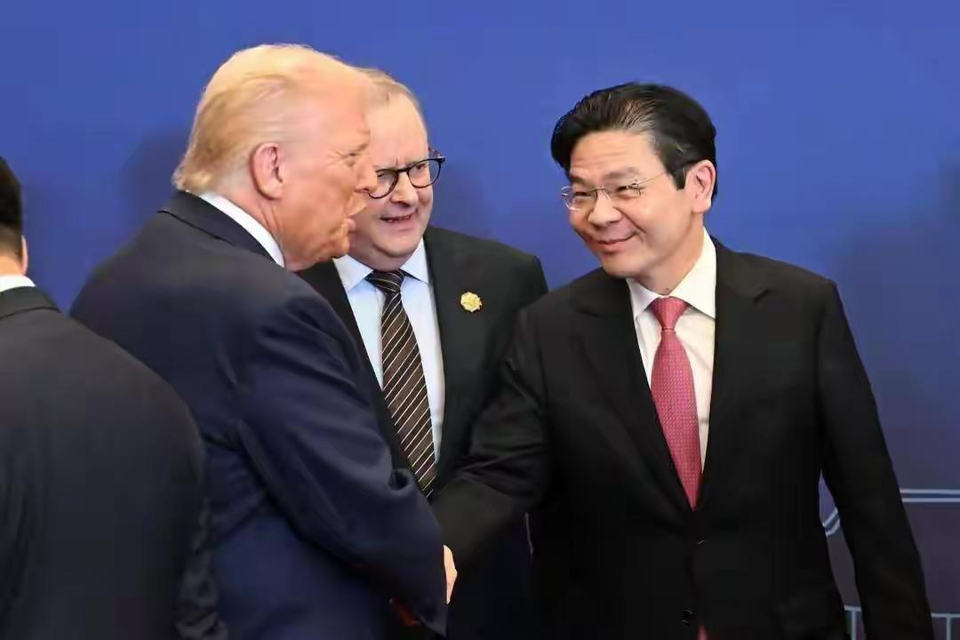 小国平衡外交的核心是相互尊重，而非左右逢源、投机站队。
一边持续依托中国庞大市场