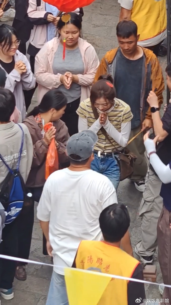 孙千在泉州拍游神孙千体验福建传统民俗漫步洛阳古街邂逅《月下烟火》路透，悠长街巷见