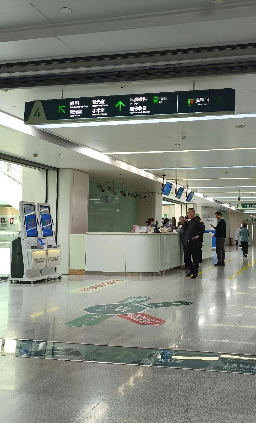 国内超4000万失能半失能老人，背后是8000万子女在硬扛。他们三点一线，没时间