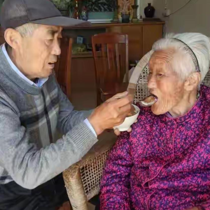 你敢信？73岁的儿子还能亲手给102岁的老妈过母亲节，这是什么神仙福气啊？！
这