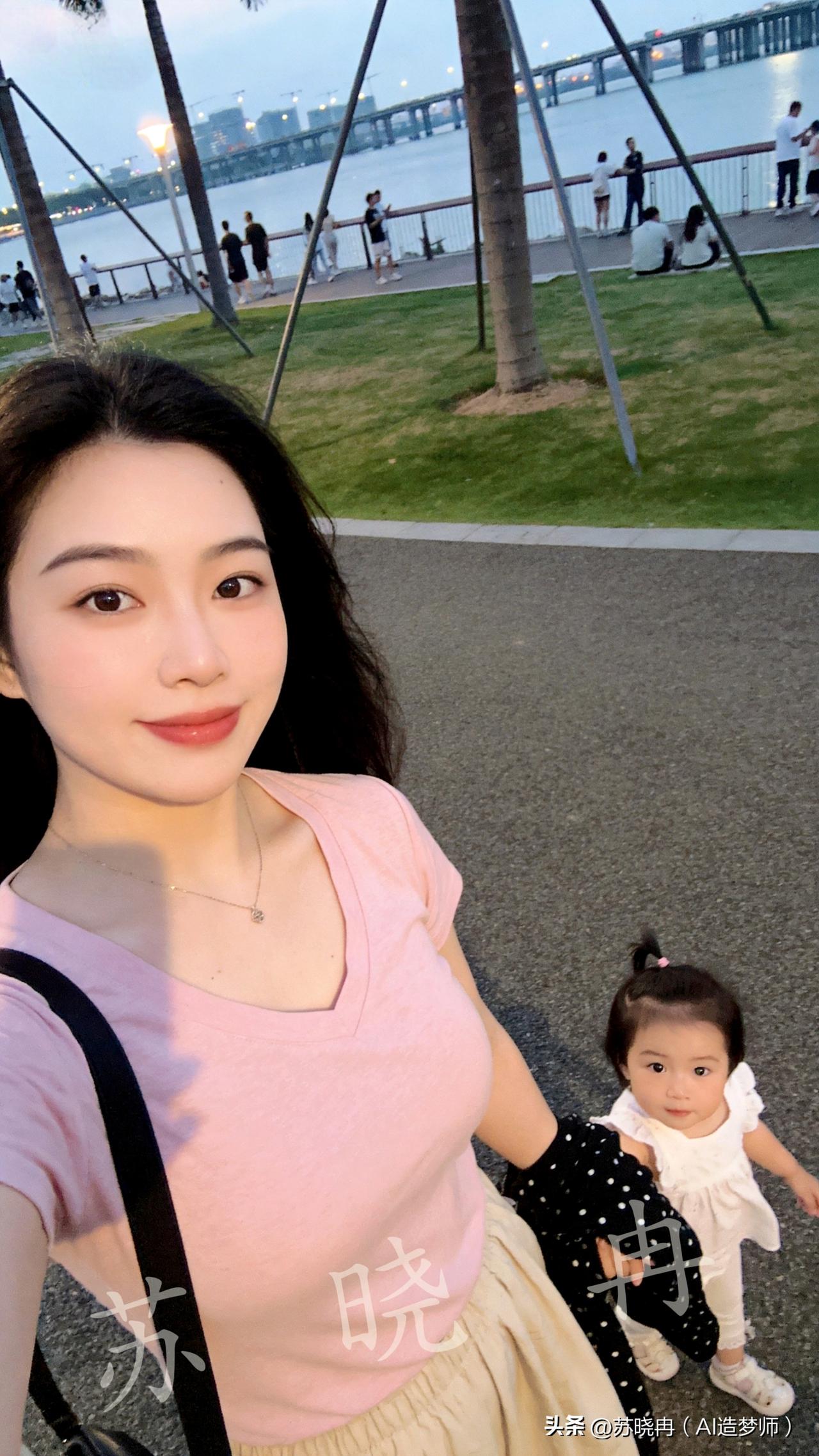 爸爸，我和妈妈等你半天呢
 
晚风里，妈妈牵着小丫头的手，站在海边绿道等爸爸。