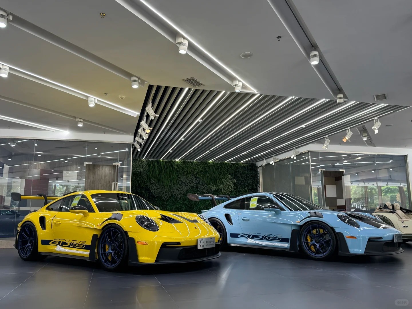 保时捷 911 GT3 RS，在这两个颜色里选，你选哪个？汽车选择题 ​​​
