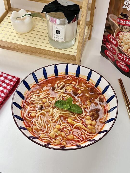 一口爱上！这碗豌杂面真的香麻了！